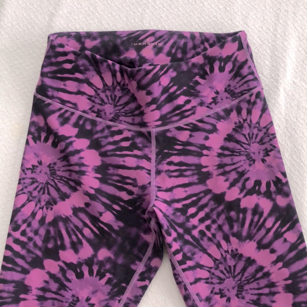 EUC Danskin Purple and Black Tie Dye Capri Leggings - Sz L